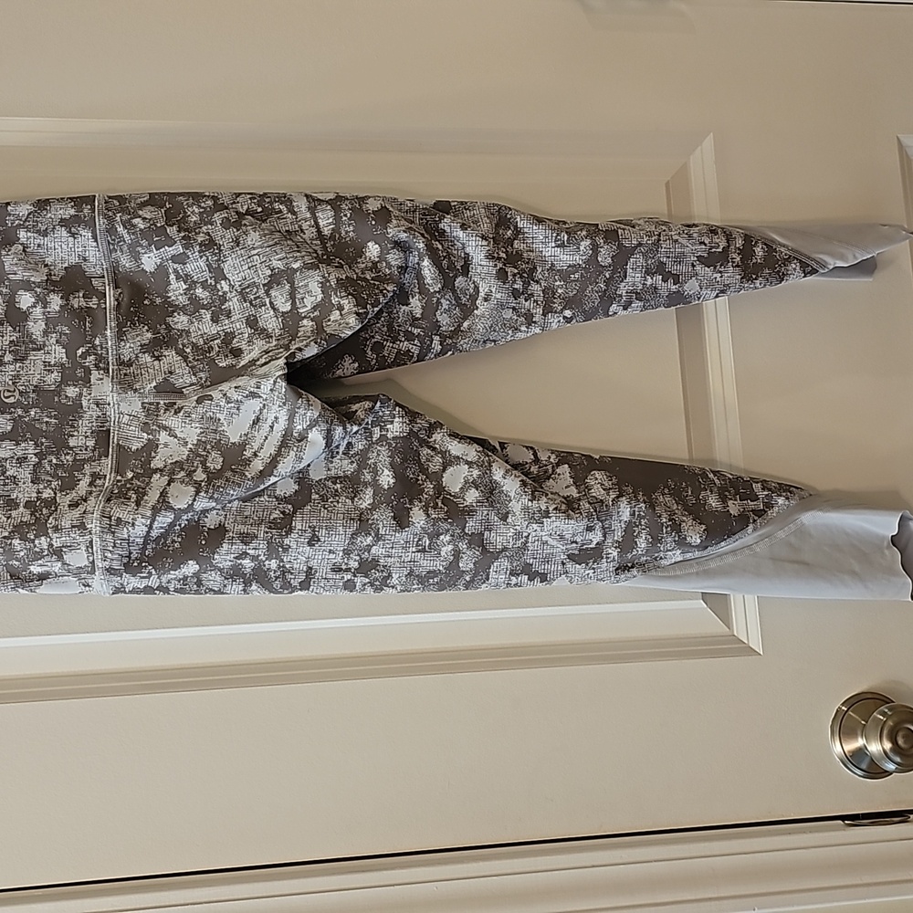 398. Lululemon Wunder Under Scalloped Hem - Picture 5 of 7